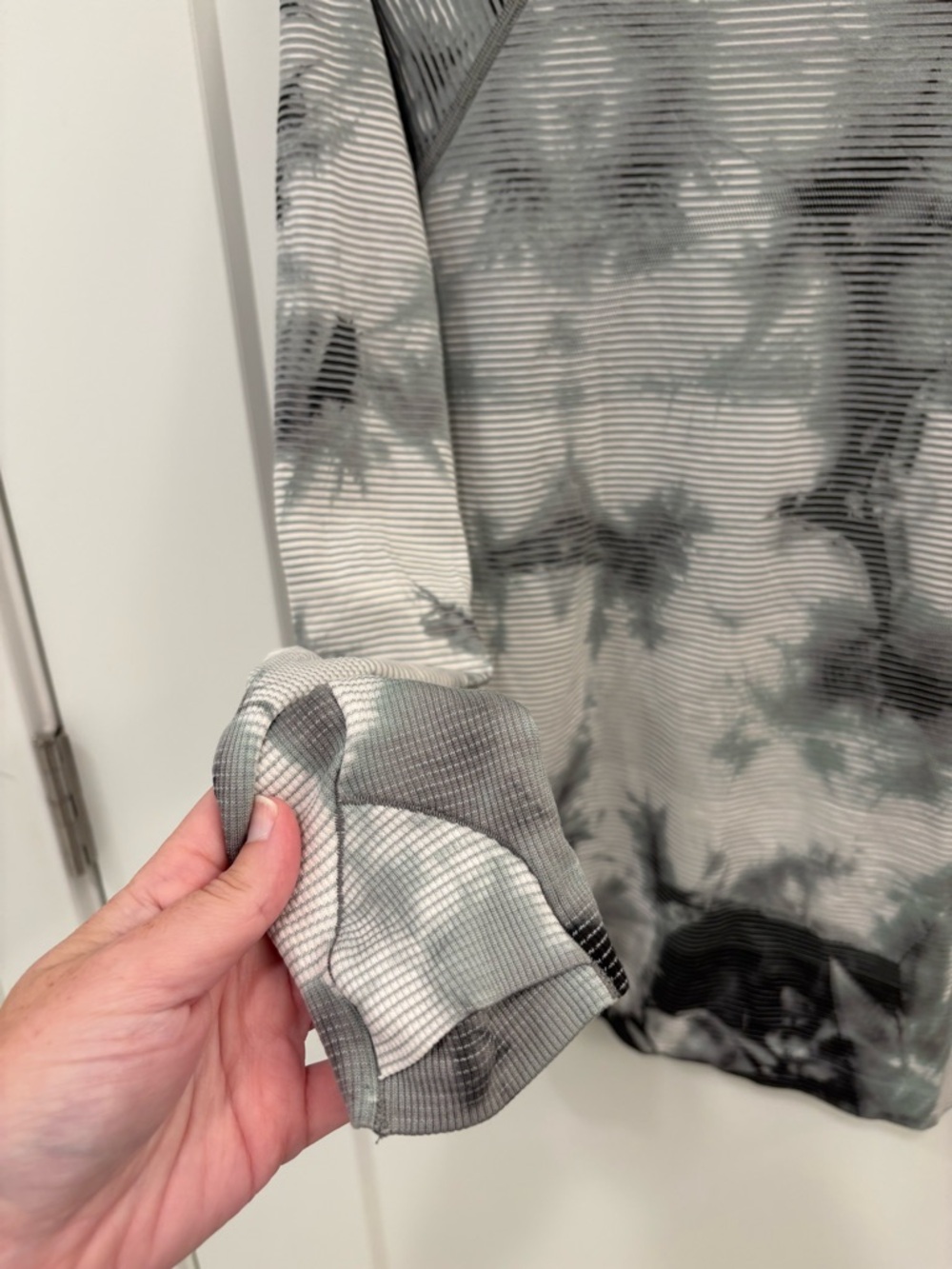 Lululemon Swiftly Tech Long Sleeve 2.0 in
Shibori Stripe Graphite Grey Size 6 - Picture 4 of 14
